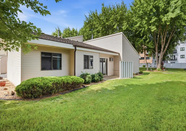 2nd image of 416 S Sibley Ave #206, Litchfield, MN 55355 | MLS# 7105598