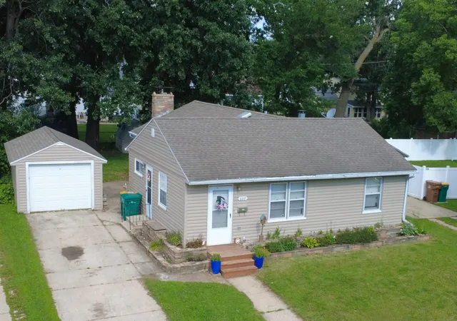 Photo 1 of Single family home for sale at 607 Edgewood Ave, Albert Lea, MN 56007 | MLS# 7105736 | Listing updated on 2026-10-05