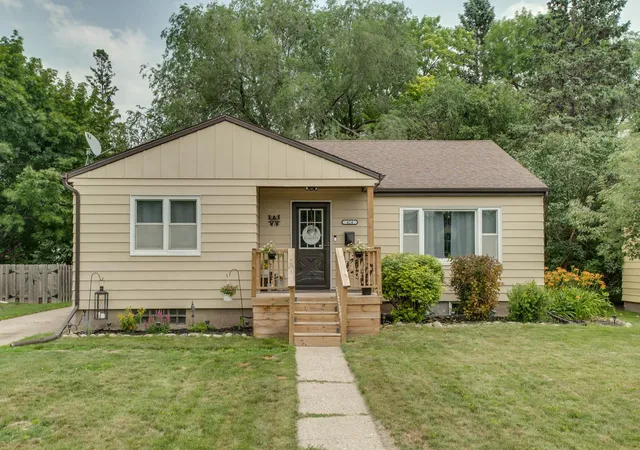 1st image of 424 15th St S, Moorhead, MN 56560 | MLS# 7105784