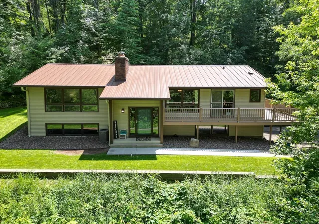 2nd image of E865 Woodridge Dr, Eau Claire, WI 54701 | MLS# 7106082