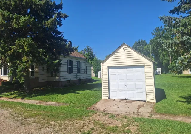 3rd image of 114 Lincoln, Bathgate, ND 58216 | MLS# 7106100