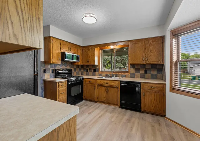 Photo 5 of Single family home for sale at 1009 Gramsey Pl, Burnsville, MN 55306 | MLS# 7106161 | Listing updated on 2026-08-14