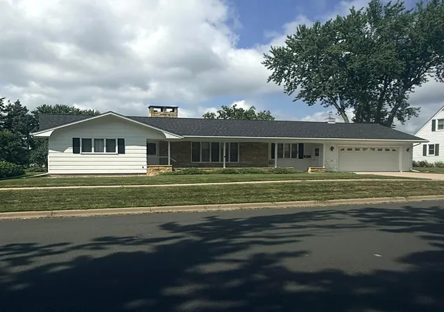 1st image of 320 S Cedar St, Belle Plaine, MN 56011 | MLS# 7106288