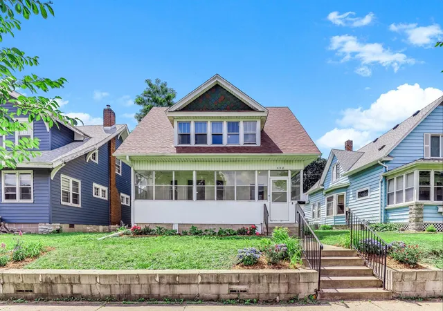 1st image of 884 Iglehart Ave, Saint Paul, MN 55104 | MLS# 7106359