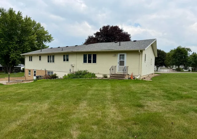 4th image of 1111 Elm Cvs, Luverne, MN 56156 | MLS# 7106425