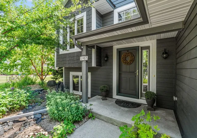 2nd image of 1957 Park Ridge Dr, Chaska, MN 55318 | MLS# 7106457