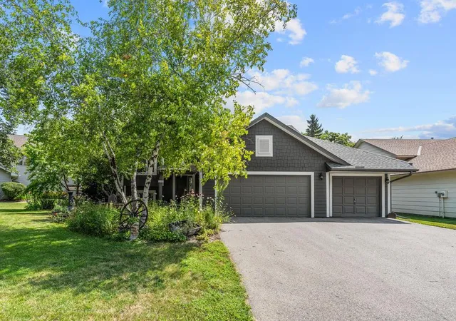3rd image of 1957 Park Ridge Dr, Chaska, MN 55318 | MLS# 7106457