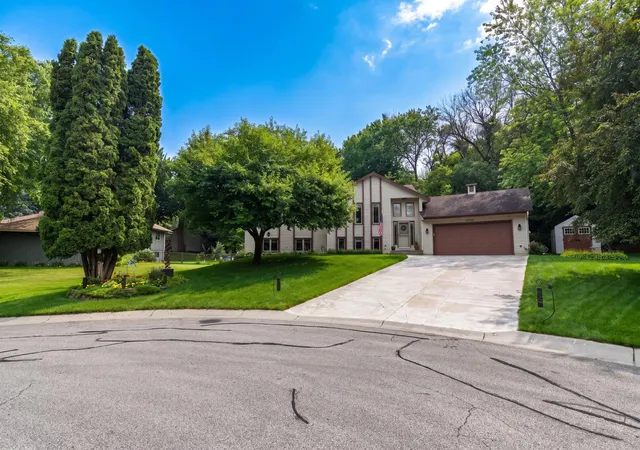 Homes for sale in Eden Prairie, MN | 19135 Maple Leaf Dr, Eden Prairie, MN 55346 | MLS# 7106530