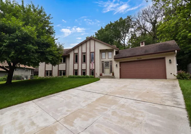 Homes for sale in Eden Prairie, MN | 19135 Maple Leaf Dr, Eden Prairie, MN 55346 | MLS# 7106530