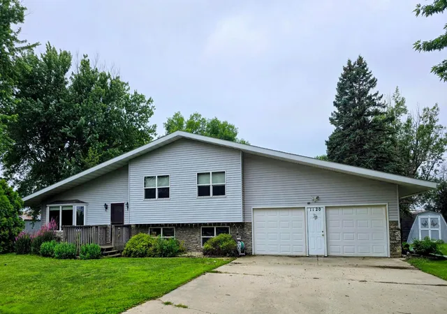 Homes for sale in Pipestone, MN | 1120 8th Ave Sw, Pipestone, MN 56164 | MLS# 7106545