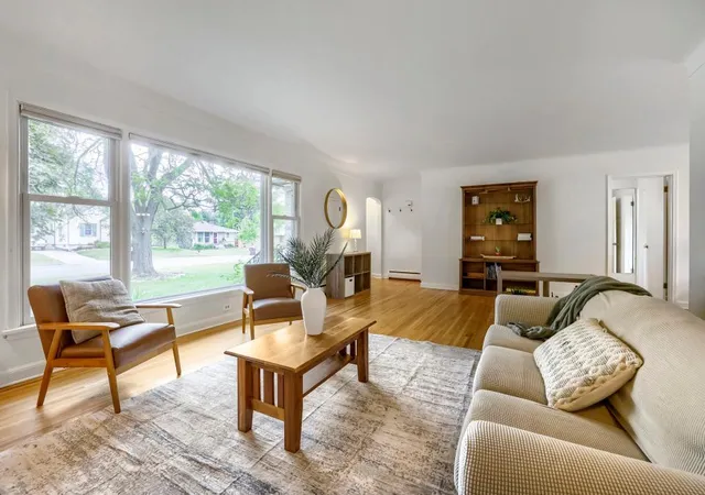 5th image of 987 Chippewa Ave, Mendota Heights, MN 55118 | MLS# 7106581