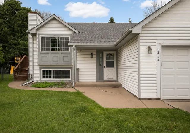 Homes for sale in Oakdale, MN | 2432 Henslow Ct N, Oakdale, MN 55128 | MLS# 7106623