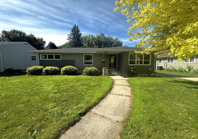 2nd image of 1002 Poplar Ave, Marshall, MN 56258 | MLS# 7106627