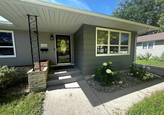 3rd image of 1002 Poplar Ave, Marshall, MN 56258 | MLS# 7106627