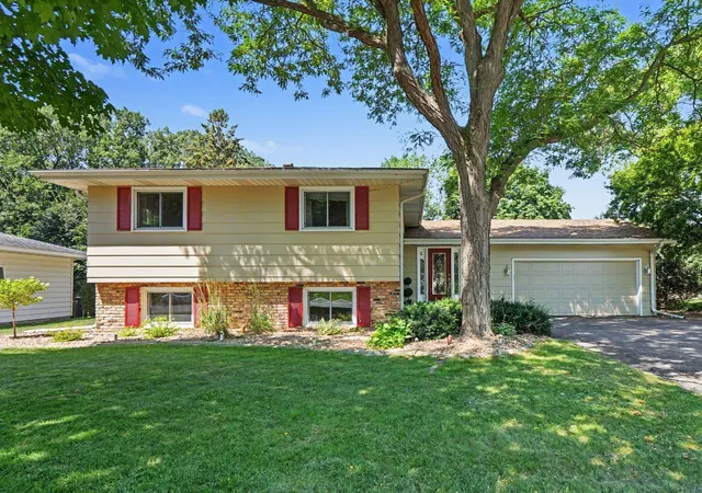 Photo 3 of Sale Pending at 436 Rice Crk Blvd Ne, Minneapolis, MN 55432 | MLS# 7106693 | Listing updated on 2026-09-29