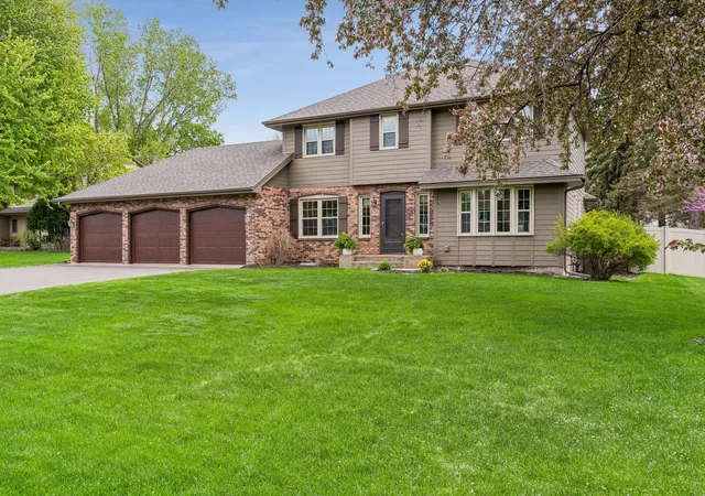 Photo 1 of Single family home for sale at 900 Nina Ct, Saint Paul, MN 55118 | MLS# 7106723 | Listing updated on 2026-08-25