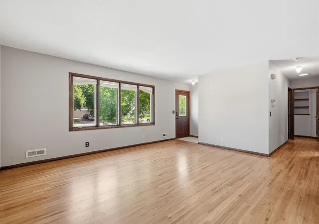 2nd image of 916 Whitney Dr, Saint Paul, MN 55124 | MLS# 7106738