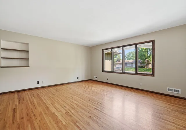 3rd image of 916 Whitney Dr, Saint Paul, MN 55124 | MLS# 7106738