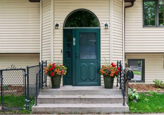 Photo 3 of Single family home for sale at 707 Hamline Ave S, Saint Paul, MN 55116 | MLS# 7106754 | Listing updated on 2026-09-17