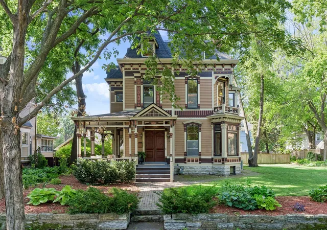 1st image of 422 Laurel Ave, Saint Paul, MN 55102 | MLS# 7106831