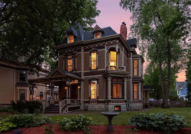 3rd image of 422 Laurel Ave, Saint Paul, MN 55102 | MLS# 7106831