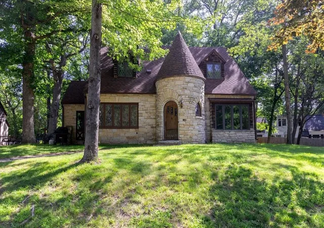Homes for sale in Menomonie, WI | 910 Oakwood Blvd, Menomonie, WI 54751 | MLS# 7106839