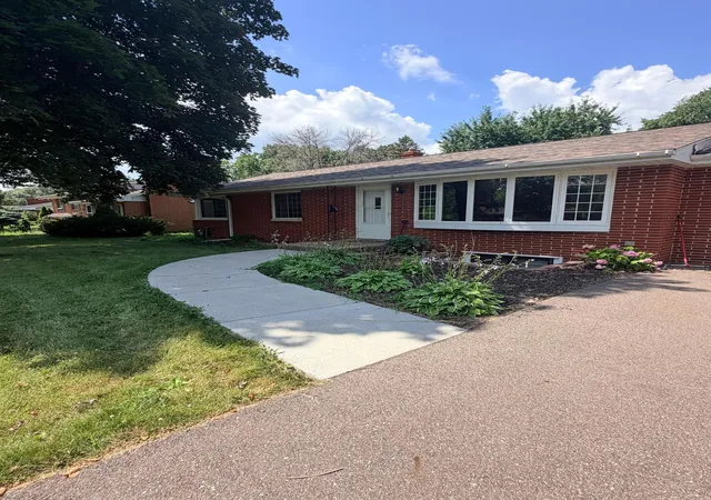 Homes for sale in Maplewood, MN | 2597 Southlawn Dr, Maplewood, MN 55109 | MLS# 7106852