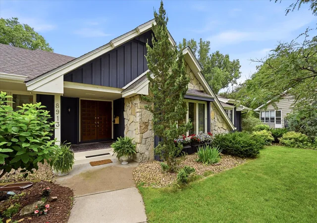 4th image of 8913 S Minnehaha Cir, Minneapolis, MN 55426 | MLS# 7106901