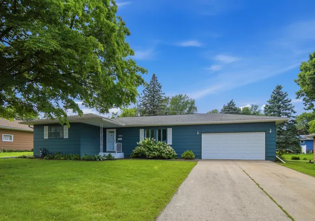 1st image of 1034 Cardinal Dr, Owatonna, MN 55060 | MLS# 7106904
