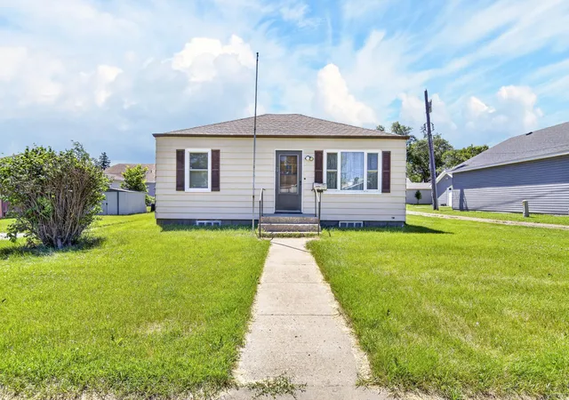 Homes for sale in Valley City, ND | 240 7th St Ne, Valley City, ND 58072 | MLS# 7106953