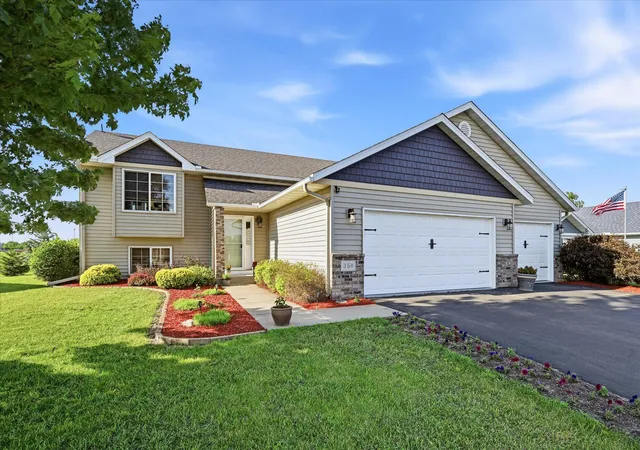 Homes for sale in Le Center, MN | 350 Horizon Dr, Le Center, MN 56057 | MLS# 7107052