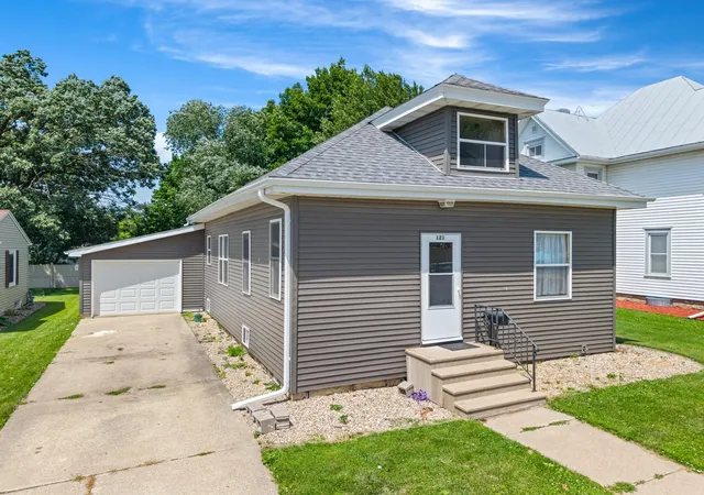 1st image of 121 E Lincoln St, Caledonia, MN 55921 | MLS# 7107078