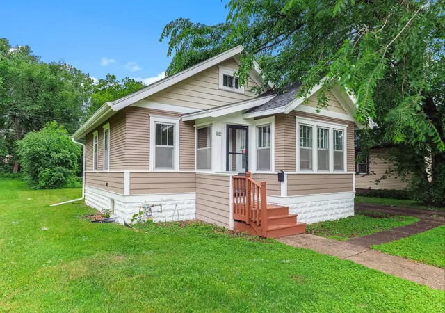 1st image of 1812 Minnehaha Ave E, Saint Paul, MN 55119 | MLS# 7107187