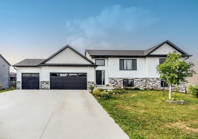 Photo 1 of Single family home for sale at 856 Golfview Ave, Zumbrota, MN 55992 | MLS# 7107265 | Listing updated on 2026-09-16