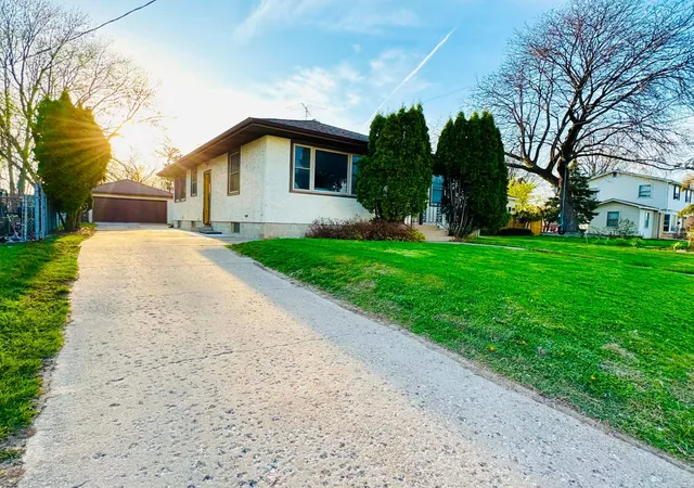 Photo 2 of Sale Pending at 465 Ruth St N, Saint Paul, MN 55119 | MLS# 7107299 | Listing updated on 2026-08-20