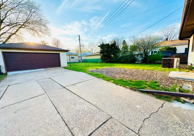 Photo 3 of Sale Pending at 465 Ruth St N, Saint Paul, MN 55119 | MLS# 7107299 | Listing updated on 2026-08-20