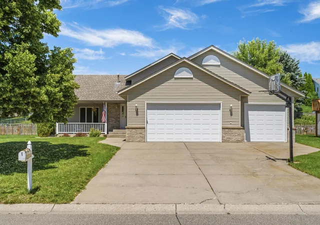 Homes for sale in Maplewood, MN | 2537 Southcrest Ave E, Maplewood, MN 55119 | MLS# 7107310