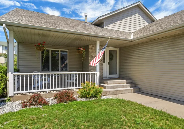 Homes for sale in Maplewood, MN | 2537 Southcrest Ave E, Maplewood, MN 55119 | MLS# 7107310