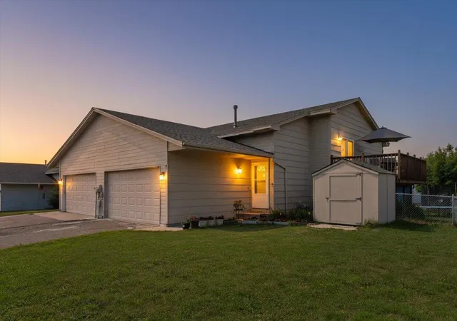 1st image of 7194 Upper 17th St N, Saint Paul, MN 55128 | MLS# 7107334