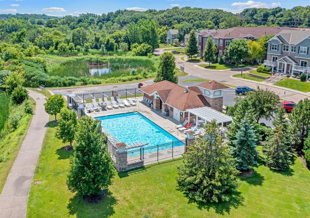 3rd image of 1862 Colonial Ln #3, Chanhassen, MN 55317 | MLS# 7107542