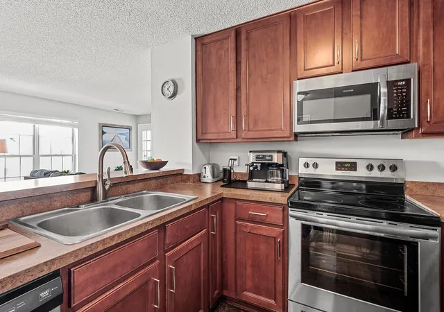 Homes for sale in Hopkins, MN | 6020 Chasewood Pkwy #203, Hopkins, MN 55343 | MLS# 7107806