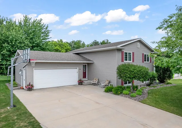 1st image of 450 Lally Ct, Zumbrota, MN 55992 | MLS# 7107830