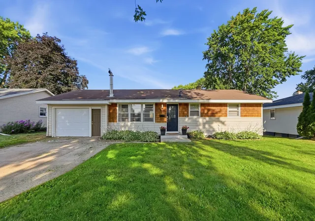1st image of 924 Fuller St S, Shakopee, MN 55379 | MLS# 7107831