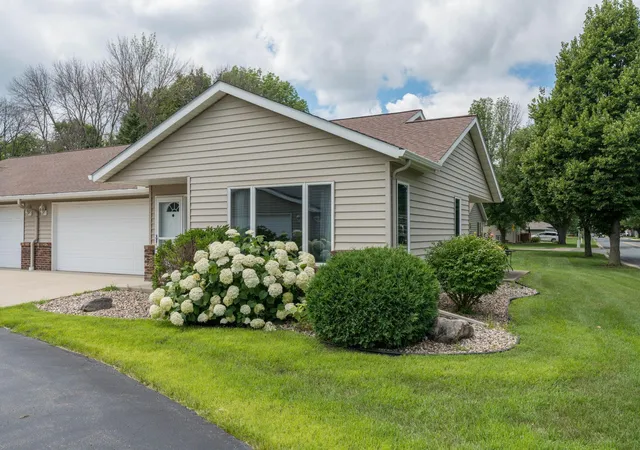 Homes for sale in Mankato, MN | 1355 Adams St, Mankato, MN 56001 | MLS# 7107885