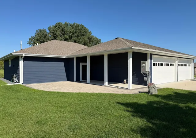Photo 4 of Single family home for sale at 1740 Bay Oaks Dr, Albert Lea, MN 56007 | MLS# 7107907 | Listing updated on 2026-07-20
