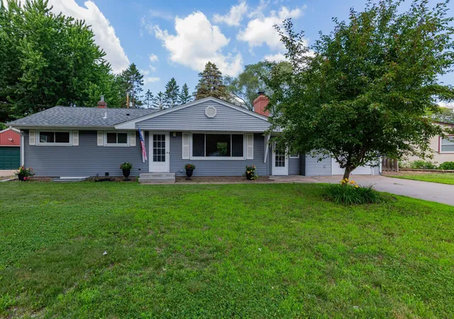 Photo 2 of Single family home for sale at 2327 Circle Dr, Saint Paul, MN 55110 | MLS# 7108124 | Listing updated on 2026-10-03