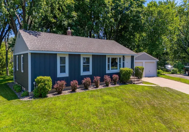 Photo 3 of Sale Pending at 6332 Oak Knoll Plz, Saint Paul, MN 55125 | MLS# 7108304 | Listing updated on 2026-08-02