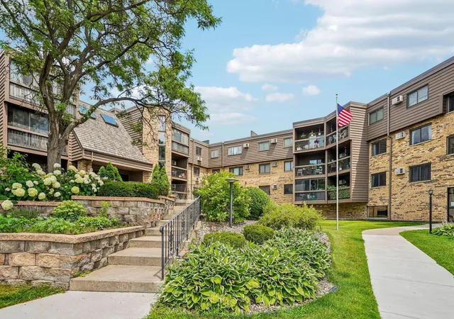 1st image of 999 41st Ave Ne #302, Minneapolis, MN 55421 | MLS# 7108306