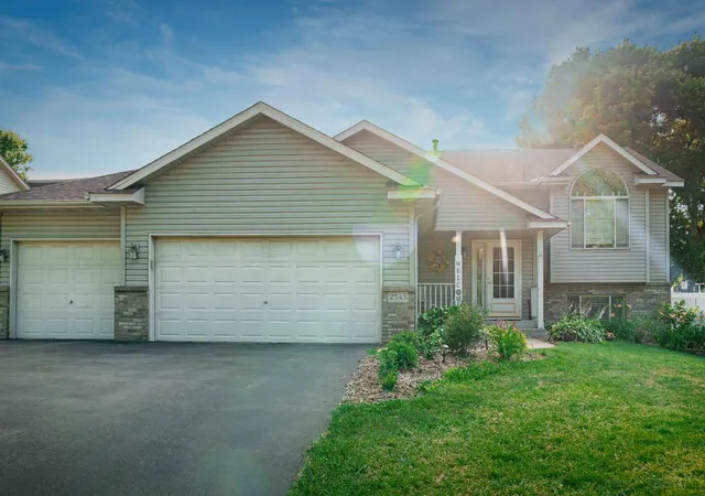 Photo 2 of Sale Pending at 2543 Cypress St, Saint Paul, MN 55109 | MLS# 7108336 | Listing updated on 2026-10-06