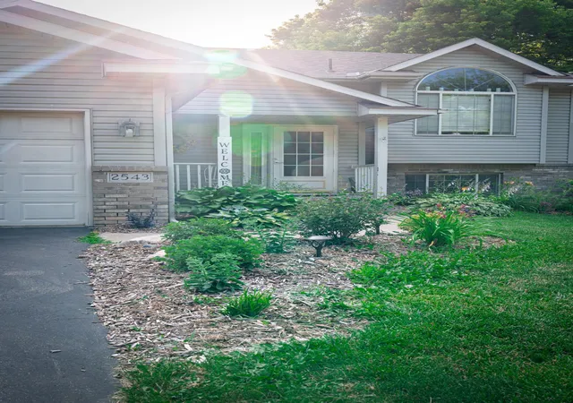 Photo 3 of Sale Pending at 2543 Cypress St, Saint Paul, MN 55109 | MLS# 7108336 | Listing updated on 2026-10-06